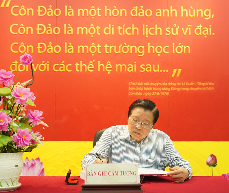 Đồng chí Phan Đình Trạc ghi sổ lưu niệm tại Bảo tàng Côn Đảo.