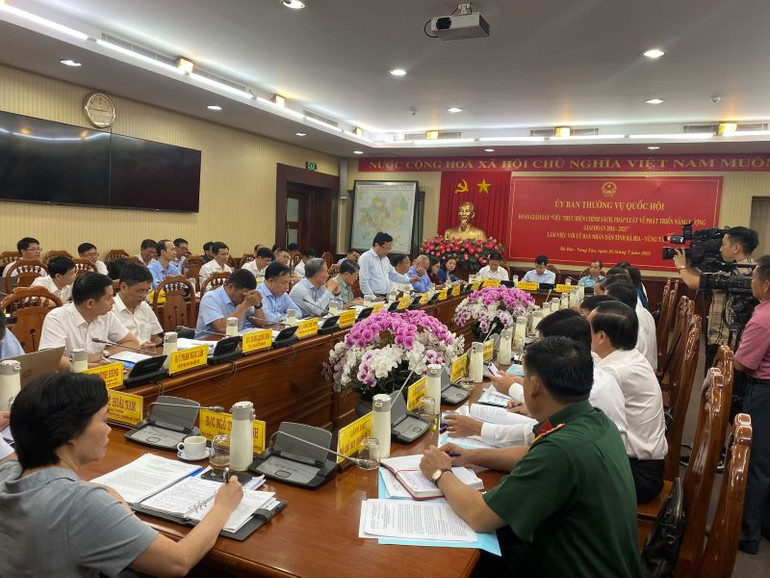 Toàn cảnh buổi làm việc.