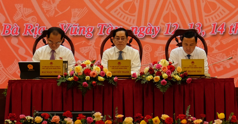 Đồng chí Phạm Viết Thanh, Ủy viên Trung ương Đảng, Bí thư Tỉnh ủy, Chủ tịch Hội đồng nhân dân tỉnh chủ trì kỳ họp. Đồng chí Phạm Viết Thanh, Ủy viên Trung ương Đảng, Bí thư Tỉnh ủy, Chủ tịch Hội đồng nhân dân tỉnh chủ trì kỳ họp.