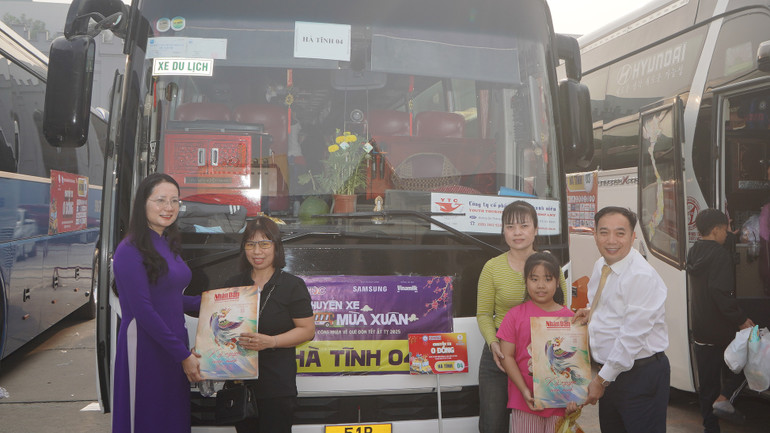 Đại diện Trường đại học Giao thông vận tải Thành phố Hồ Chí Minh và Hội Doanh nghiệp Hà Tĩnh phía nam trao những món quà đầy ý nghĩa cho sinh viên, công nhân về quê đón Tết. Đại diện Trường đại học Giao thông vận tải Thành phố Hồ Chí Minh và Hội Doanh nghiệp Hà Tĩnh phía nam trao những món quà đầy ý nghĩa cho sinh viên, công nhân về quê đón Tết.