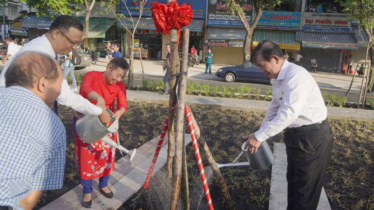 Các đại biểu trồng cây lưu niệm và phát động phong trào trồng cây xanh, bảo vệ môi trường, bảo vệ mảng xanh, không xả rác ra kênh, bảo vệ tuyến kênh Hàng Bàng sau khi đưa vào sử dụng.