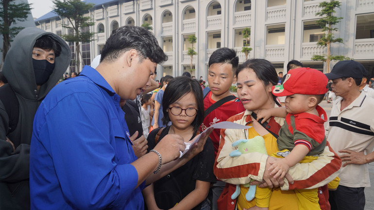 Hỗ trợ sinh viên, người lao động có hoàn cảnh khó khăn lên xe. Hỗ trợ sinh viên, người lao động có hoàn cảnh khó khăn lên xe.