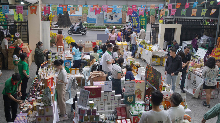 Đông đảo người dân Thành phố Hồ Chí Minh đến với phiên chợ.