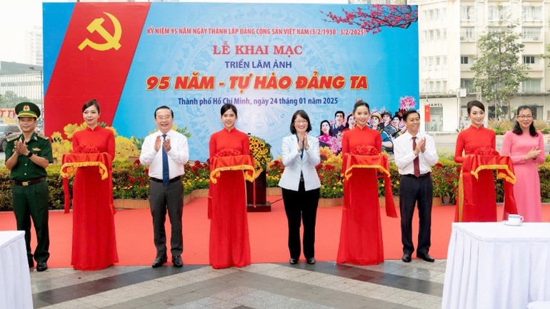 Khai mạc triển lãm ảnh 95 năm tự hào Đảng ta tại công viên Lam Sơn.