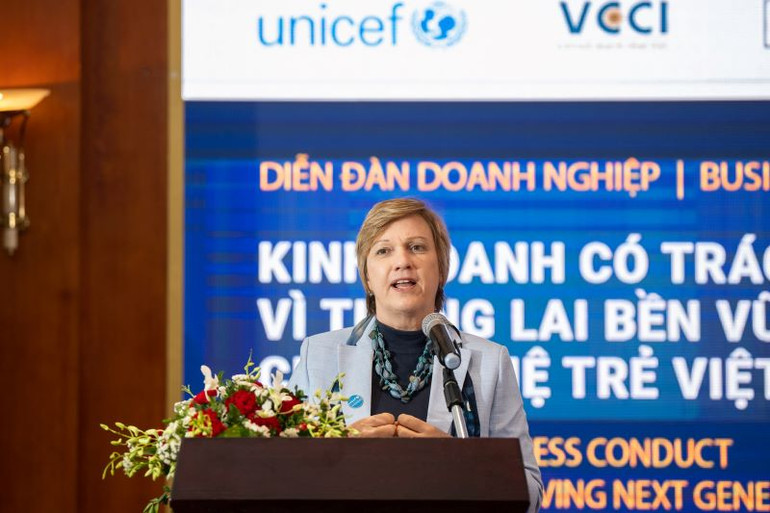 Bà Rana Flowers, Trưởng đại diện UNICEF tại Việt Nam phát biểu tại Diễn đàn.