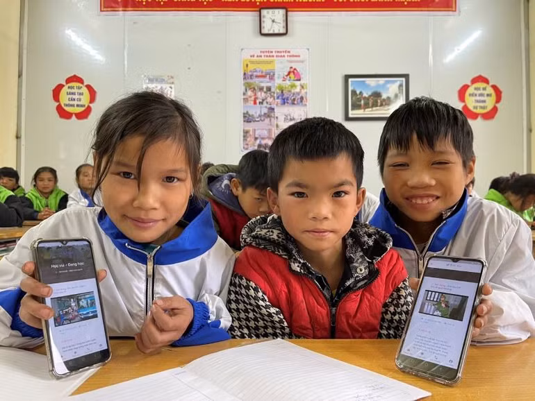 Các em học sinh tại xã Pố Lồ, huyện Hoàng Su Phì, tỉnh Hà Giang tiếp cận nền tảng "Em Vui". Các em học sinh tại xã Pố Lồ, huyện Hoàng Su Phì, tỉnh Hà Giang tiếp cận nền tảng "Em Vui".