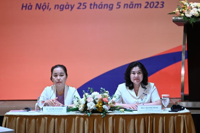 Thứ trưởng Lao động-Thương binh và Xã hội Nguyễn Thị Hà (bên phải) cùng Trưởng Đại diện UNFPA tại Việt Nam Naomi Kitahara chủ trì hội thảo. Thứ trưởng Lao động-Thương binh và Xã hội Nguyễn Thị Hà (bên phải) cùng Trưởng Đại diện UNFPA tại Việt Nam Naomi Kitahara chủ trì hội thảo.