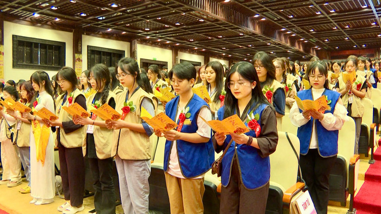 Thực hiện nghi thức của Phật giáo trong Pháp hội Vu Lan.