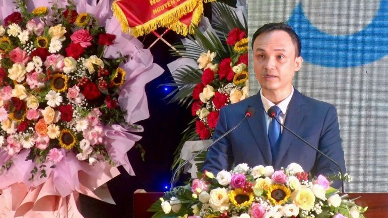 Đồng chí Cao Trường Sơn, Bí thư Huyện ủy Yên Mô đọc diễn văn tại buổi lễ.