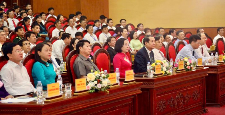 Các đại biểu tham dự Lễ kỷ niệm 30 năm tái lập huyện (1/9/1994-1/9/2024) và đón nhận Huyện đạt chuẩn nông thôn mới nâng cao năm 2023.