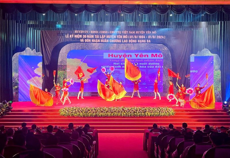 Nhiều tiết mục nghệ thuật được dàn dựng công phu và ý nghĩa tại lễ kỷ niệm.