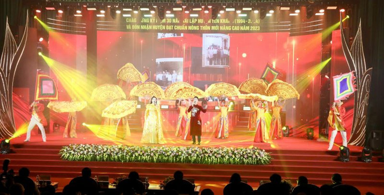 Các Tiết mục văn nghệ chào mừng tại buổi lễ, ôn lại lịch sử hào hùng của vùng quê giàu truyền thống cách mạng.