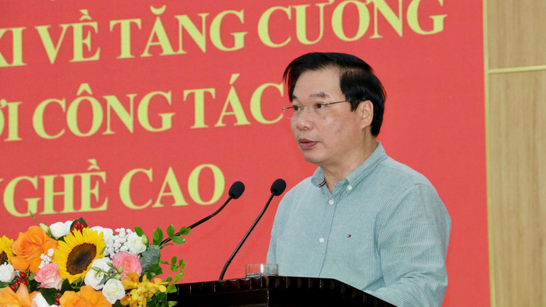 Phó Chủ tịch Thường trực Ủy ban nhân dân tỉnh Ninh Bình Tống Quang Thìn phát biểu tại hội nghị. Phó Chủ tịch Thường trực Ủy ban nhân dân tỉnh Ninh Bình Tống Quang Thìn phát biểu tại hội nghị.