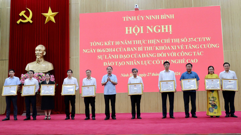 Phó Bí thư Thường trực Tỉnh ủy Ninh Bình Mai Văn Tuất trao bằng khen cho các tập thể có nhiều thành tích xuất sắc trong thực hiện Chỉ thị số 37. Phó Bí thư Thường trực Tỉnh ủy Ninh Bình Mai Văn Tuất trao bằng khen cho các tập thể có nhiều thành tích xuất sắc trong thực hiện Chỉ thị số 37.