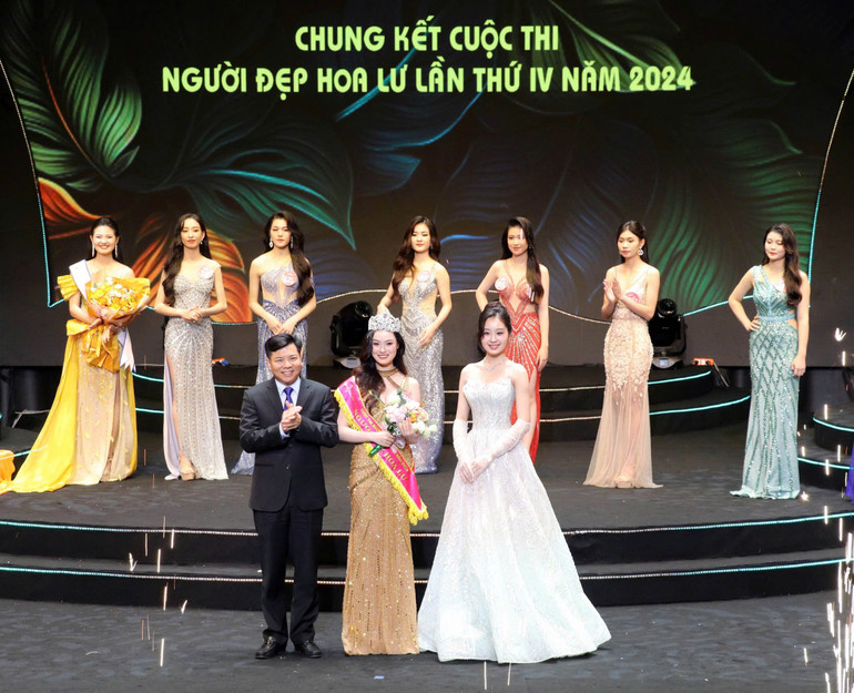 Ông Nguyễn Mạnh Cường, Giám đốc Sở Văn hóa và Thể thao tỉnh Ninh Bình, Trưởng Ban Tổ chức Cuộc thi và Người đẹp Hoa Lư năm 2022 Phạm Giáng My trao Vương miện, Sash và hoa cho Người đẹp Hoa Lư lần thứ IV năm 2024.