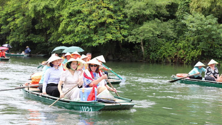 Trong lịch trình di chuyển bằng thuyền thăm Khu du lịch sinh thái Tràng An, Chủ tịch Thượng viện Australia Sue Lines đánh giá cảnh sắc thiên nhiên của của Tràng An rất đẹp với hệ thống núi non hùng vĩ, con người thân thiện, hiếu khách. (Ảnh: ĐỨC PHƯƠNG) Trong lịch trình di chuyển bằng thuyền thăm Khu du lịch sinh thái Tràng An, Chủ tịch Thượng viện Australia Sue Lines đánh giá cảnh sắc thiên nhiên của của Tràng An rất đẹp với hệ thống núi non hùng vĩ, con người thân thiện, hiếu khách. (Ảnh: ĐỨC PHƯƠNG)