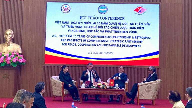 Các diễn giả trao đổi tại hội thảo.