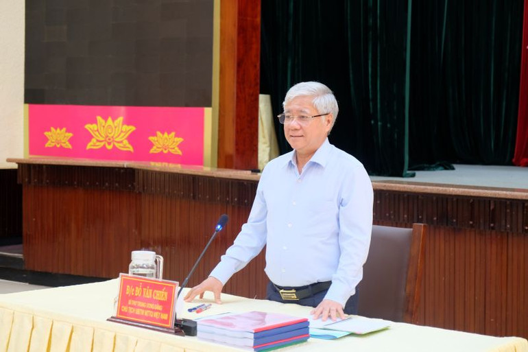 Đồng chí Đỗ Văn Chiến, Bí thư Trung ương Đảng, Chủ tịch Ủy ban Trung ương Mặt trận Tổ quốc Việt Nam phát biểu tại hội nghị.