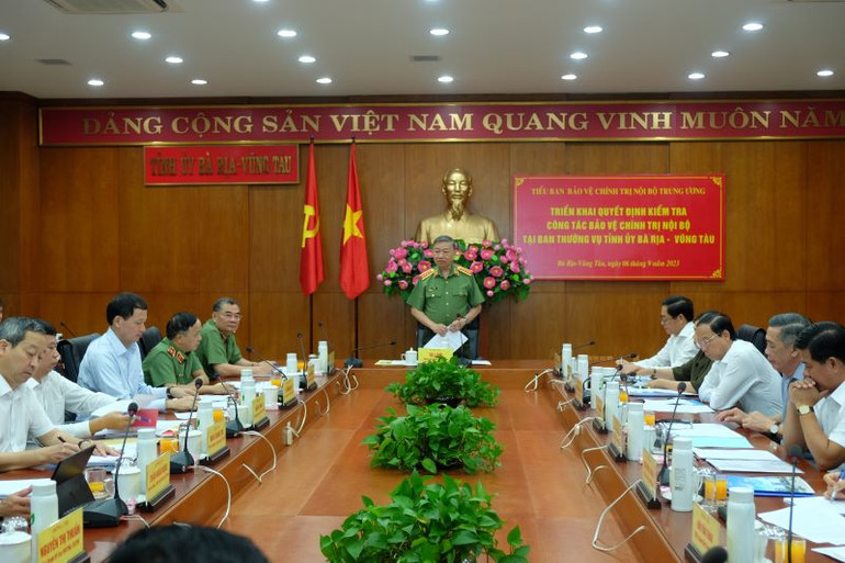 Đoàn Kiểm tra công bố Quyết định, kế hoạch kiểm tra.