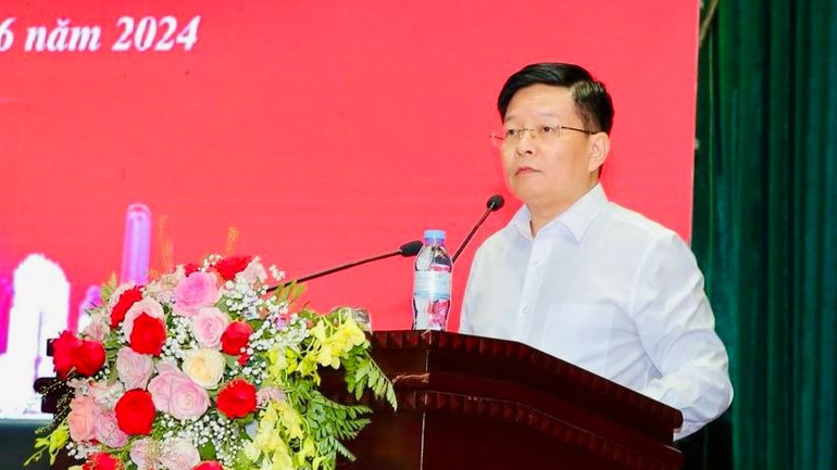 Ông Trần Việt Hùng, Giám đốc Agribank chi nhánh tỉnh Ninh Bình phát biểu tại hội nghị. (Ảnh: ANH TUẤN) Ông Trần Việt Hùng, Giám đốc Agribank chi nhánh tỉnh Ninh Bình phát biểu tại hội nghị. (Ảnh: ANH TUẤN)