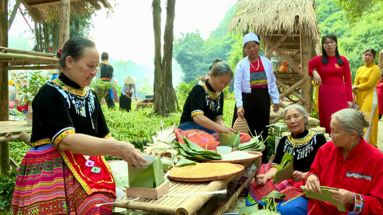 Không gian tái hiện cách thức làm nông sơ khai như: gặt lúa, nấu cơm, đồ xôi, gói bánh chưng… truyền thống của dân tộc với sự tham gia của đông đảo nhân dân và du khách.