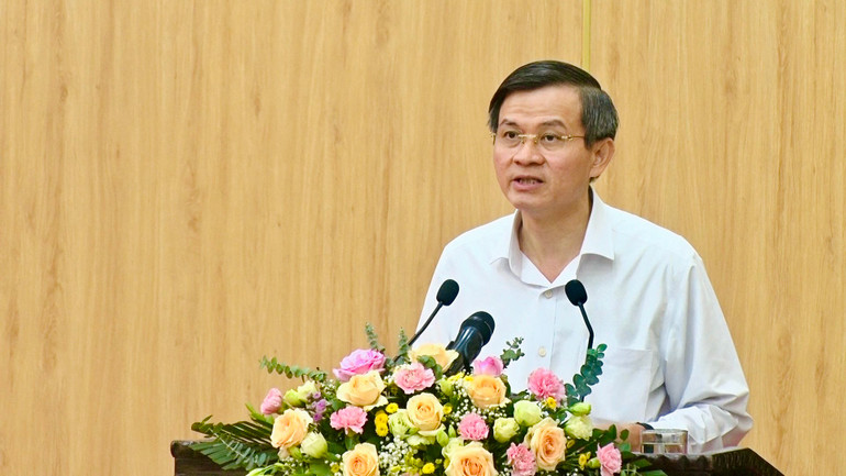 Bí thư Tỉnh ủy Ninh Bình Đoàn Minh Huấn nhấn mạnh, đây là 2 tác phẩm có giá trị tư tưởng và lý luận sâu sắc, giúp cán bộ, đảng viên và các tầng lớp nhân dân có nhận thức đầy đủ, toàn diện về quá trình ra đời, vai trò, sứ mệnh, sự cống hiến của Đảng đối với sự nghiệp cách mạng dân tộc và quan điểm lãnh đạo, chỉ đạo nhất quán, xuyên suốt của Đảng ta, đứng đầu là đồng chí Tổng Bí thư Nguyễn Phú Trọng trong xây dựng và triển khai đường lối đối ngoại, ngoại giao Việt Nam trong thời kỳ mới.