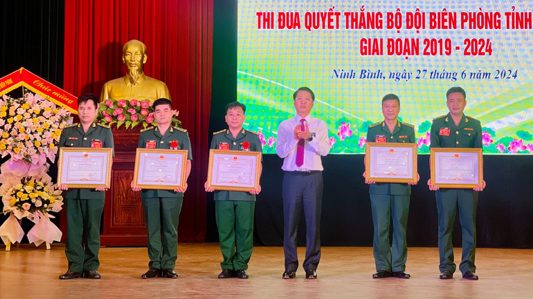 Phó Chủ tịch Ủy ban nhân dân tỉnh Ninh Bình Trần Song Tùng trao bằng khen của tỉnh cho các tập thể có thành tích xuất sắc trong phong trào thi đua quyết thắng giai đoạn 2019-2024.