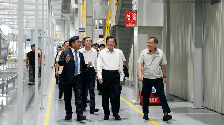 Đoàn công tác Tiểu ban Văn kiện Đại hội XIV của Đảng đi khảo sát thực tế tại Nhà máy sản xuất, lắp ráp ô-tô Hyundai Thành Công số 2. Đoàn công tác Tiểu ban Văn kiện Đại hội XIV của Đảng đi khảo sát thực tế tại Nhà máy sản xuất, lắp ráp ô-tô Hyundai Thành Công số 2.