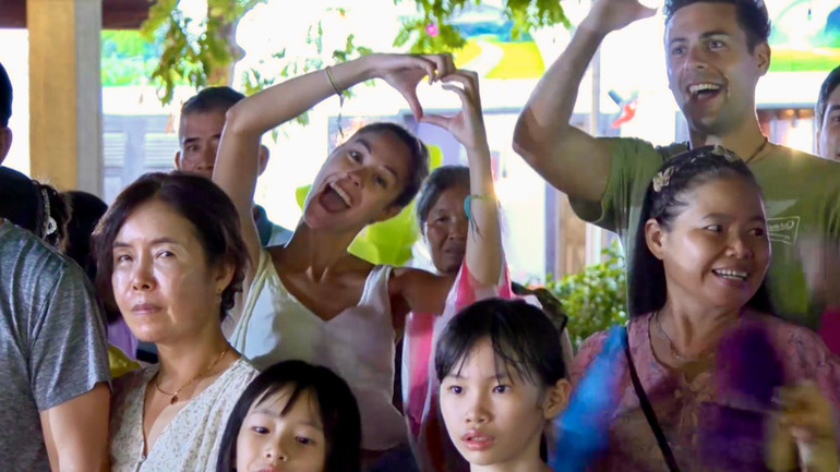 Khách quốc tế ấn tượng và thích thú với những trải nghiệm tại tuần du lịch Ninh Bình.