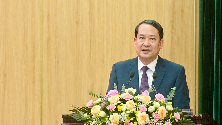 Phó Bí thư Thường trực Tỉnh ủy Ninh Bình Mai Văn Tuất phát biểu tại lễ bế giảng. Phó Bí thư Thường trực Tỉnh ủy Ninh Bình Mai Văn Tuất phát biểu tại lễ bế giảng.