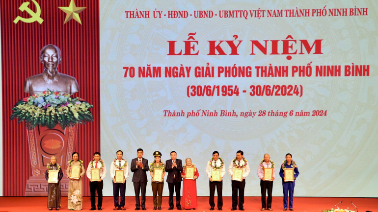 Dịp này, 10 cá nhân có thành tích xuất sắc trong phong trào thi đua yêu nước và xây dựng thành phố Ninh Bình được tuyên dương và công nhận danh hiệu “Công dân thành phố Ninh Bình tiêu biểu”. Dịp này, 10 cá nhân có thành tích xuất sắc trong phong trào thi đua yêu nước và xây dựng thành phố Ninh Bình được tuyên dương và công nhận danh hiệu “Công dân thành phố Ninh Bình tiêu biểu”.