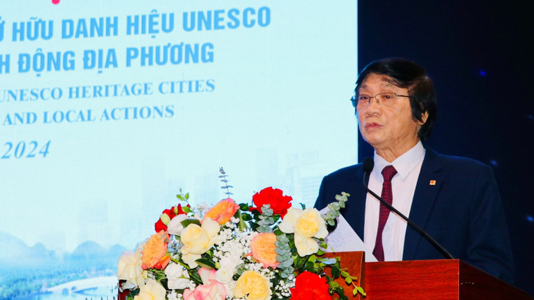 Đồng chí Trần Ngọc Chính, Chủ tịch Hội Quy hoạch phát triển đô thị Việt Nam báo cáo đề dẫn hội thảo.