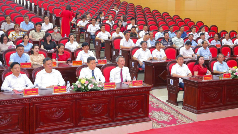 Hội nghị là dịp để ngân hàng, cấp ủy chính quyền địa phương, Hội Doanh nghiệp tỉnh Ninh Bình, Hội Doanh nghiệp huyện Gia Viễn và các thành viên cùng nhau tháo gỡ những khó khăn, vướng mắc, thúc đẩy, hợp tác tăng trưởng tín dụng khách hàng doanh nghiệp trên địa bàn huyện Gia Viễn nói riêng và tỉnh Ninh Bình nói chung. (Ảnh: ANH TUẤN) Hội nghị là dịp để ngân hàng, cấp ủy chính quyền địa phương, Hội Doanh nghiệp tỉnh Ninh Bình, Hội Doanh nghiệp huyện Gia Viễn và các thành viên cùng nhau tháo gỡ những khó khăn, vướng mắc, thúc đẩy, hợp tác tăng trưởng tín dụng khách hàng doanh nghiệp trên địa bàn huyện Gia Viễn nói riêng và tỉnh Ninh Bình nói chung. (Ảnh: ANH TUẤN)