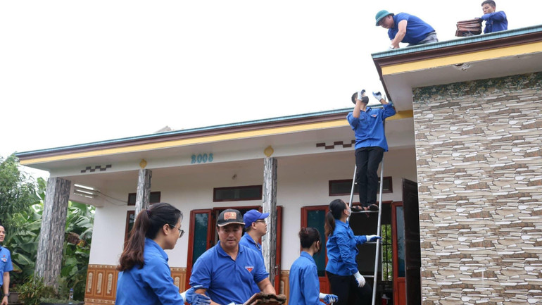 Đội thanh niên tình nguyện huyện Kim Sơn tham gia hỗ trợ gia đình ông Hoàng Ngọc Tý, xóm 14, xã Quang Thiện di dời nhà ở, tài sản để giải phóng mặt bằng phục vụ việc thi công dự án đường dây 500kV mạch 3.