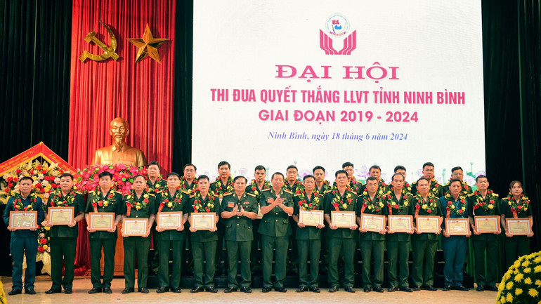 Lãnh đạo Bộ Chỉ huy quân sự tỉnh trao Giấy khen cho các tập thể và cá nhân có thành tích xuất sắc.
