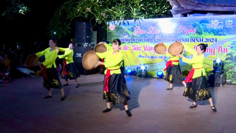 Du khách thưởng thức những giai điệu nghệ thuật dân gian mượt mà, sâu lắng, hòa mình vào những màn biểu diễn sôi động của những người dân địa phương.