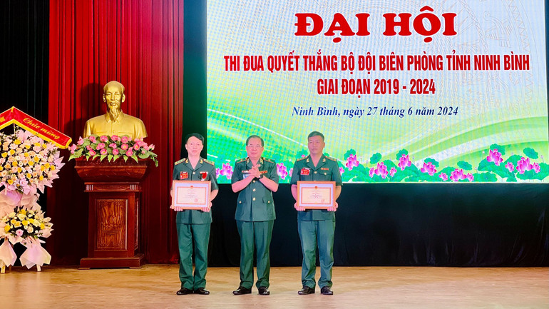 1 tập thể,1 cá nhân vinh dự được Bộ Tư lệnh Bộ đội Biên phòng Việt Nam tặng bằng khen.