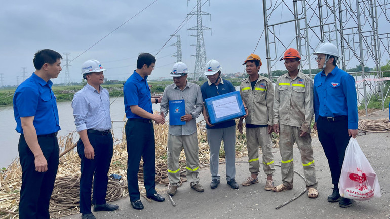 Đoàn công tác tặng quà, động viên đơn vị thi công công trình.