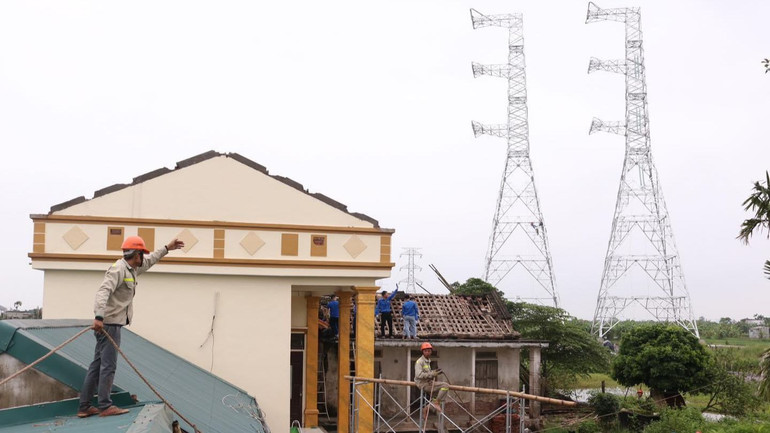 Tuổi trẻ Ninh Bình quyết tâm thực hiện thắng lợi "Đợt thi đua cao điểm 30 ngày, đêm tình nguyện tham gia đẩy nhanh tiến độ, hoàn thành sớm công trình đường dây 500kV mạch 3" trên địa bàn tỉnh.