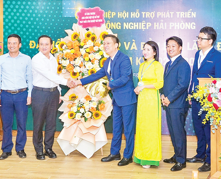 Lãnh đạo Sở Công thương chúc mừng Hiệp hội hỗ trợ phát triển công nghiệp Hải Phòng.