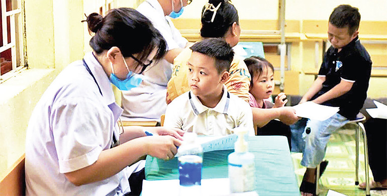 Khám bệnh cho học sinh Trường tiểu học và THCS Chu Trinh (thành phố Cao Bằng).