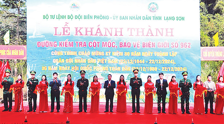 Các đại biểu cắt băng khánh thành. (Ảnh NGỌC TÂM)