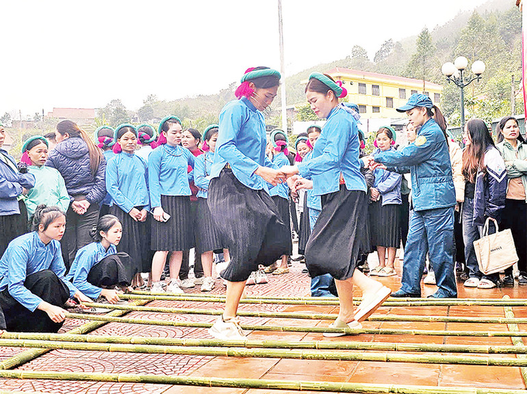 Du khách nhảy sạp cùng đồng bào xã Đại Dực, huyện Tiên Yên.