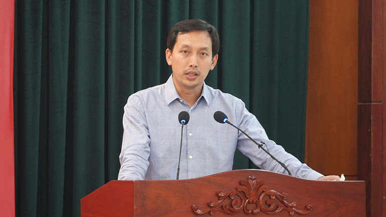 Đại biểu trình bày tham luận tại hội nghị.