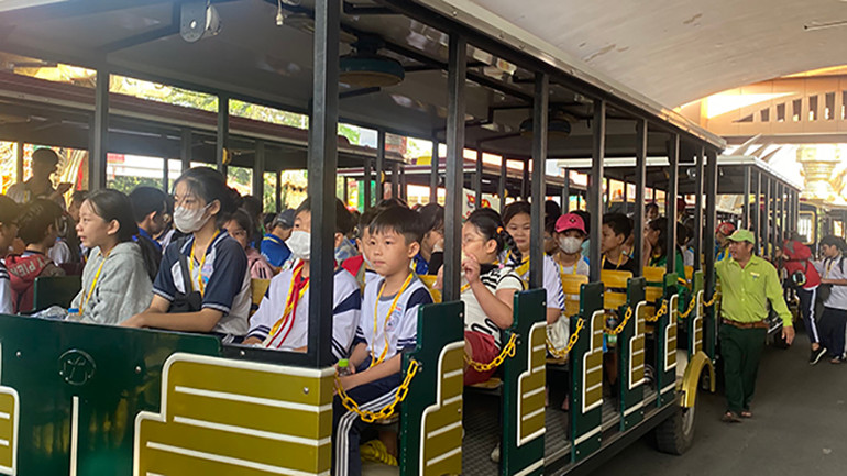 Các em tham quan Khu du lịch văn hóa Suối Tiên.