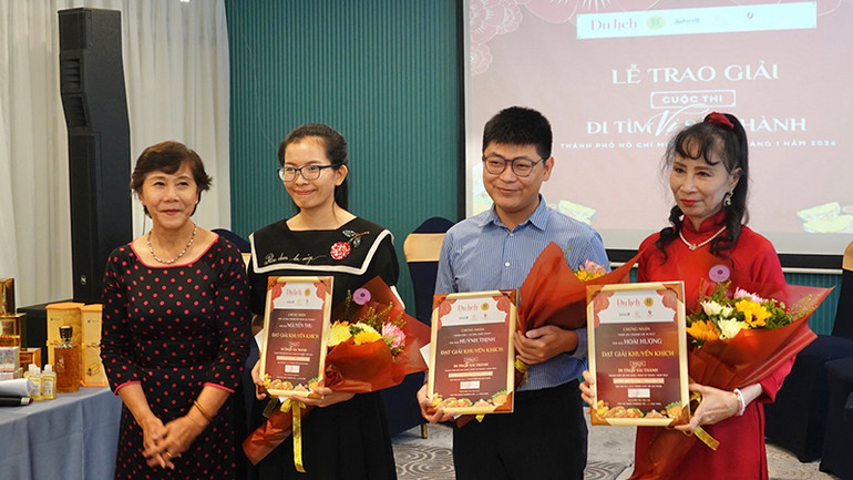 Trao giải Khuyến khích cho các tác giả.