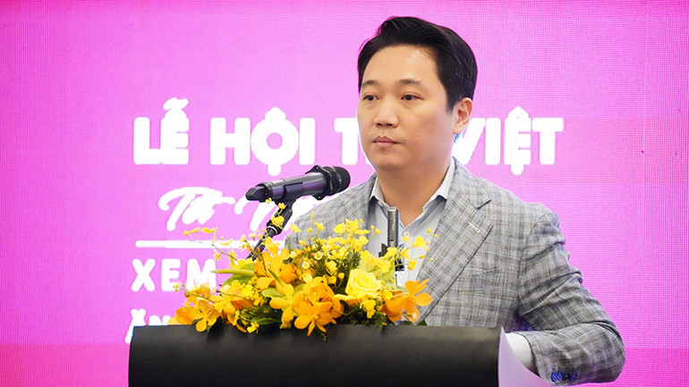 Ông Lê Trương Hiền Hòa, Phó Giám đốc Sở Du lịch Thành phố Hồ Chí Minh thông tin về sự kiện Lễ hội Tết Việt tại buổi họp báo.