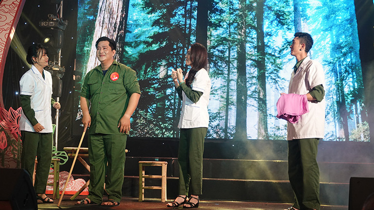 Thí sinh Nguyễn Thanh Phường (thứ hai từ trái sang) đoạt giải Phong cách ấn tượng. Thí sinh Nguyễn Thanh Phường (thứ hai từ trái sang) đoạt giải Phong cách ấn tượng.