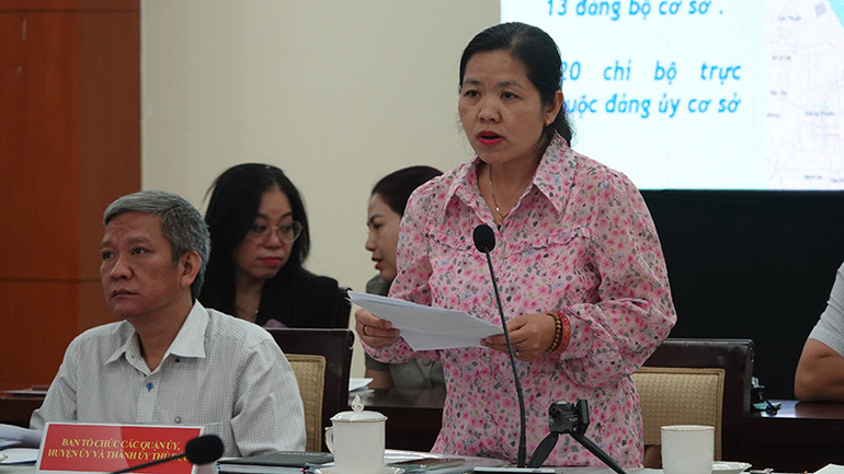 Đại biểu trình bày tham luận tại Hội nghị.