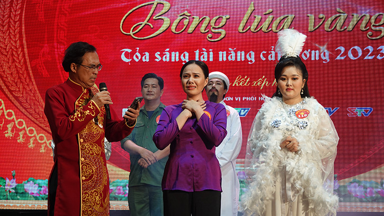 Thí sinh Nguyễn Quỳnh Như (giữa) xúc động khi nghe người dẫn chương trình công bố kết quả cuộc thi. Thí sinh Nguyễn Quỳnh Như (giữa) xúc động khi nghe người dẫn chương trình công bố kết quả cuộc thi.